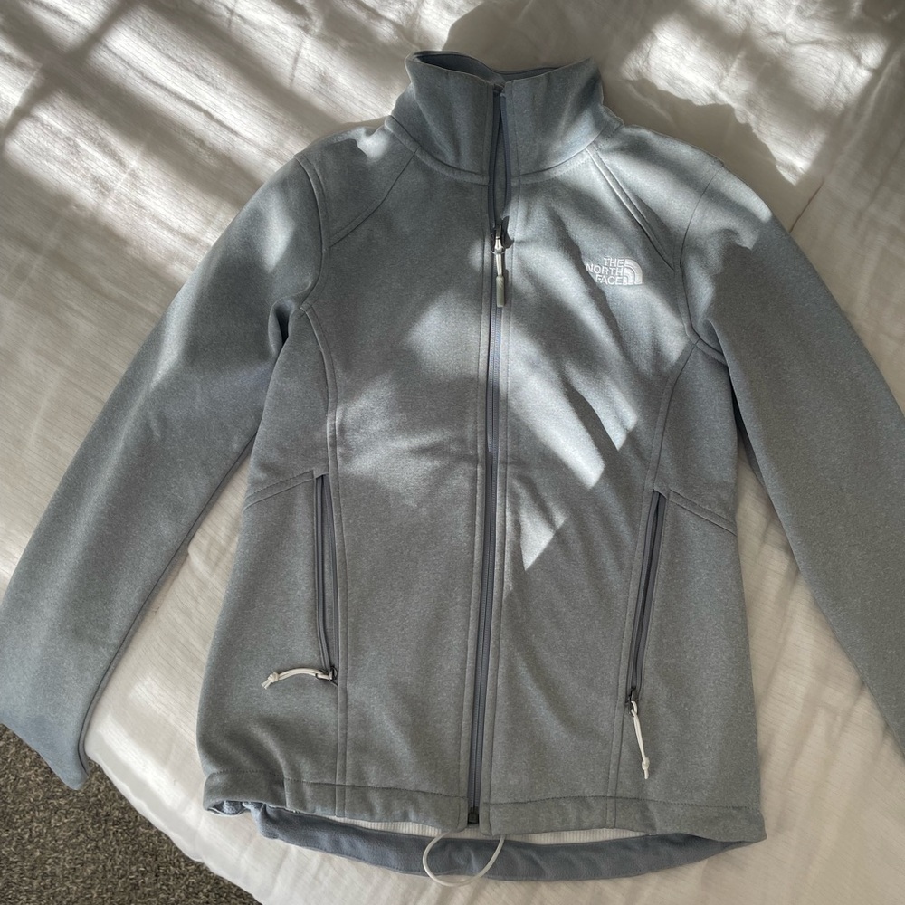 Never worn north face women’s full zip up jacket!